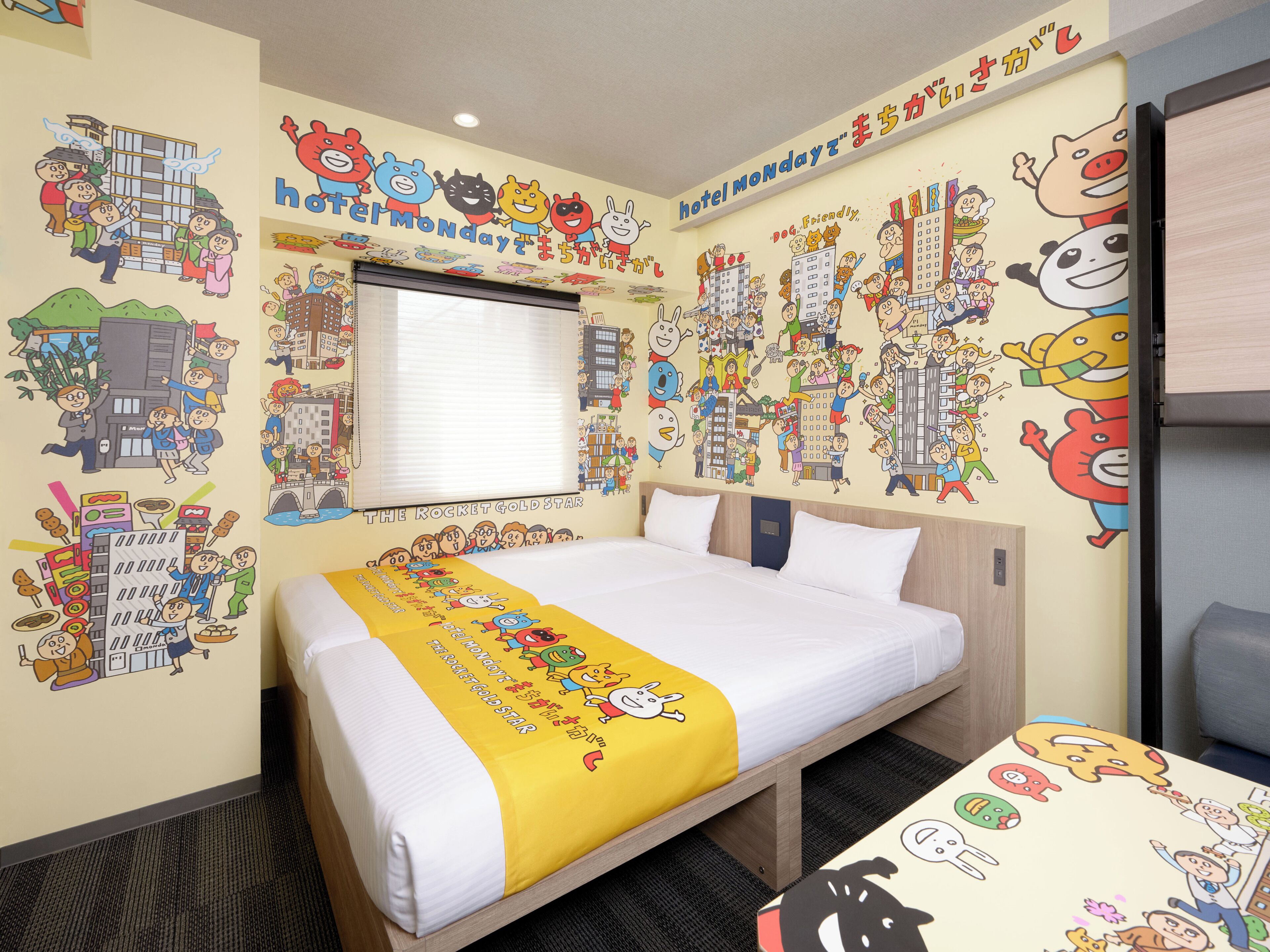 Habitación, para no fumadores (Spot the Difference Room) | Caja de seguridad en la habitación y escritorio 