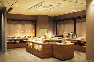 Se ofrece un desayuno bufé (2000 JPY por persona)