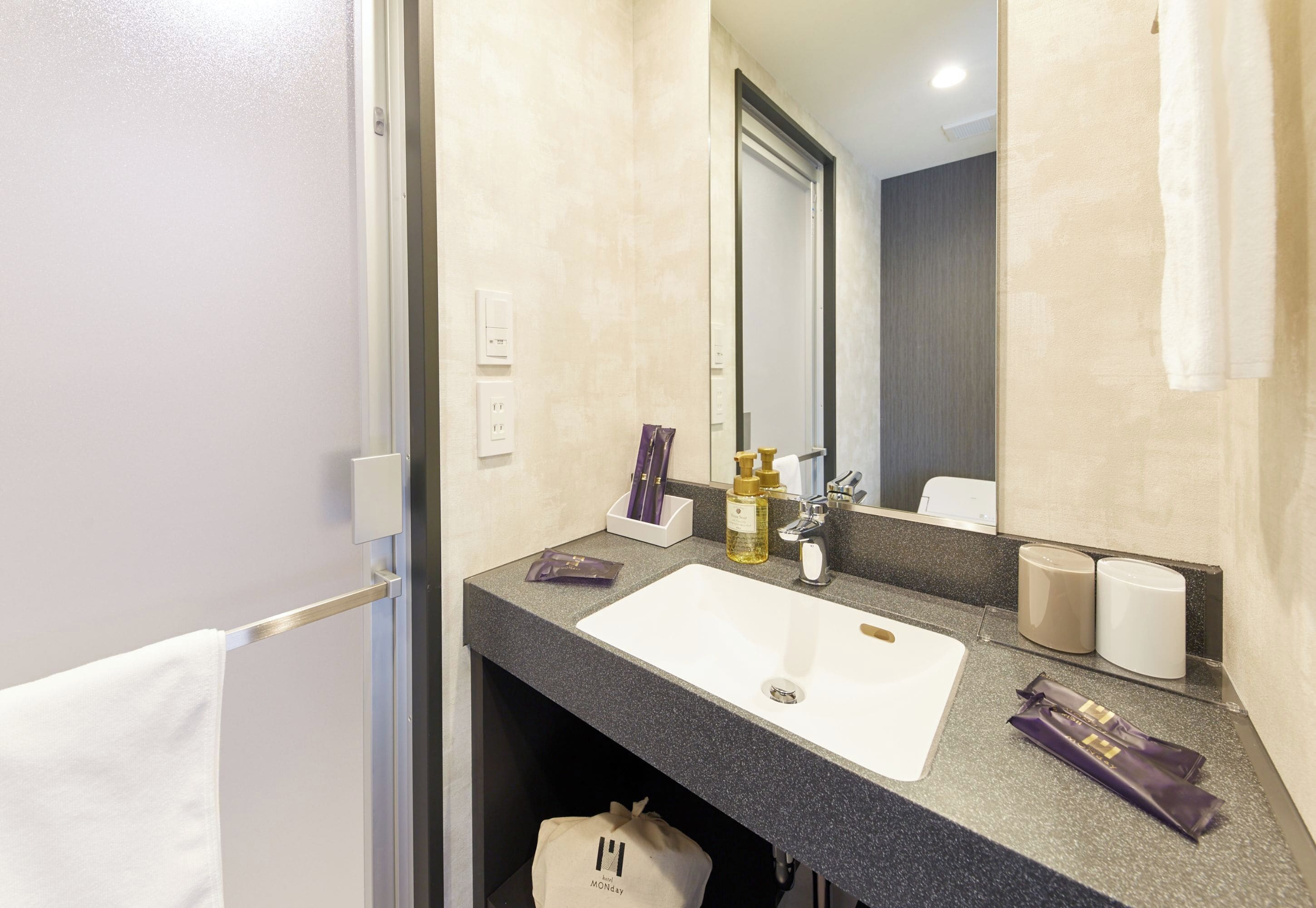 deluxe king room, non smoking/shuttle buses to kinkakuji available! | in-room safe, free wifi, bed sheets