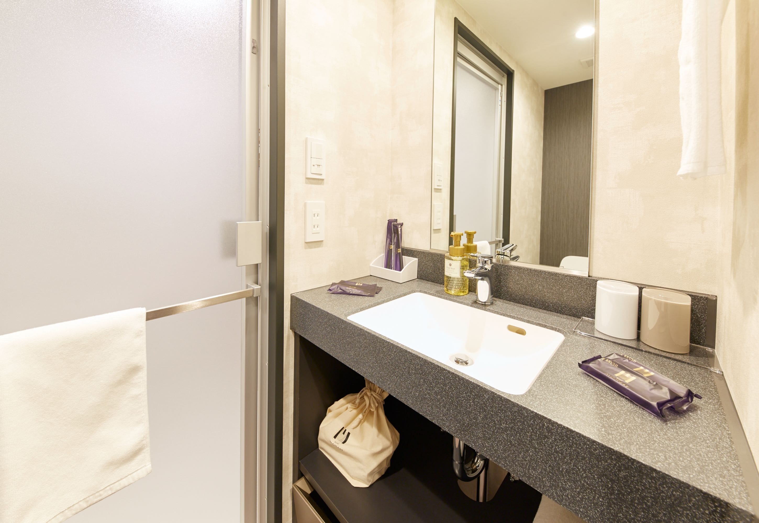 in-room safe, free wifi, bed sheets