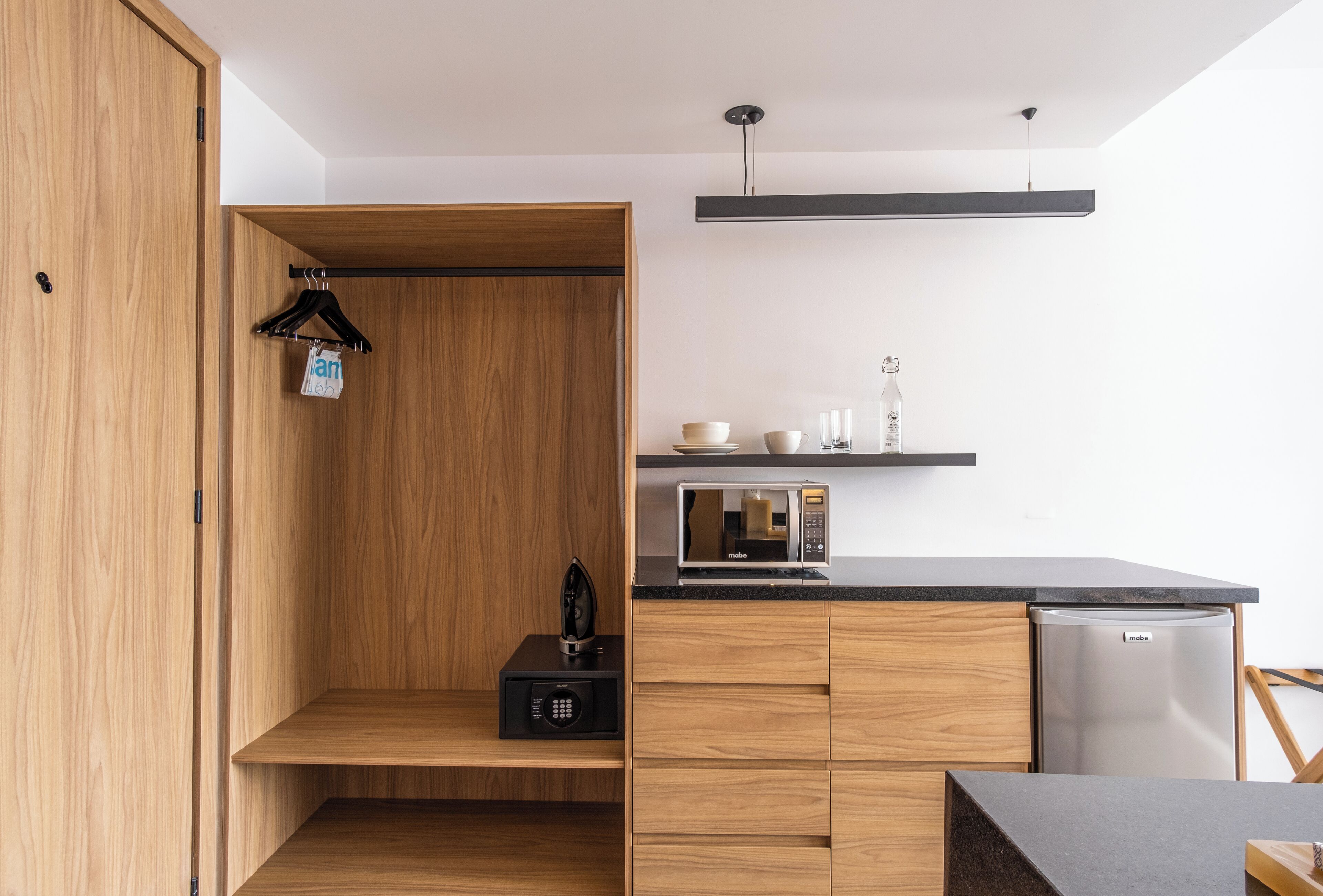 Réfrigérateur, micro-ondes, cafetière/bouilloire, blender