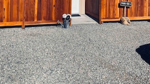 A modern house with solar panels on the roof, wooden fences, and a gravel driveway. - Private country studio, near SMF and UC Davis Campus (Woodland)