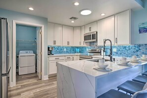 Fridge, microwave, stovetop, dishwasher - 15 Mi to Beach: Home w/ Pool in Cape Coral (Cape Coral)