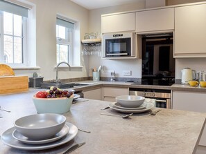 Oven, dishwasher, freezer - 2 bedroom accommodation in Tholthorpe, near York (Tholthorpe, near York)