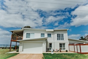 Exterior - Stunning water views with heated swim/spa near to public boat-ramp, beach, shops (Newhaven)