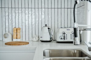 Fridge, microwave, oven, stovetop - Stunning water views with heated swim/spa near to public boat-ramp, beach, shops (Newhaven)
