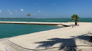 靠近海滩、沙滩椅、沙滩毛巾