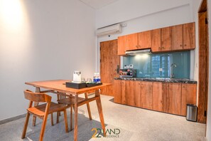 Bungalow urbano | Cocina privada | Microondas, parrilla de estufa y utensilios de cocina