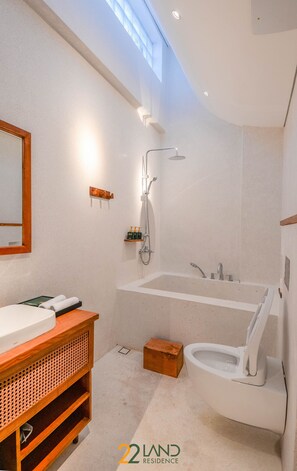 Bungalow urbano | Baño | Regadera, regadera con hidromasaje, amenidades de baño de diseñador