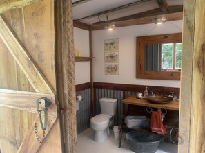 Bathtub, towels, soap, toilet paper - Old Brett Rd Hut (Rerewhakaaitu)
