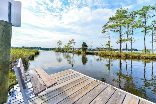 Recently Renovated 2BR/2BA Townhouse with Pond Views