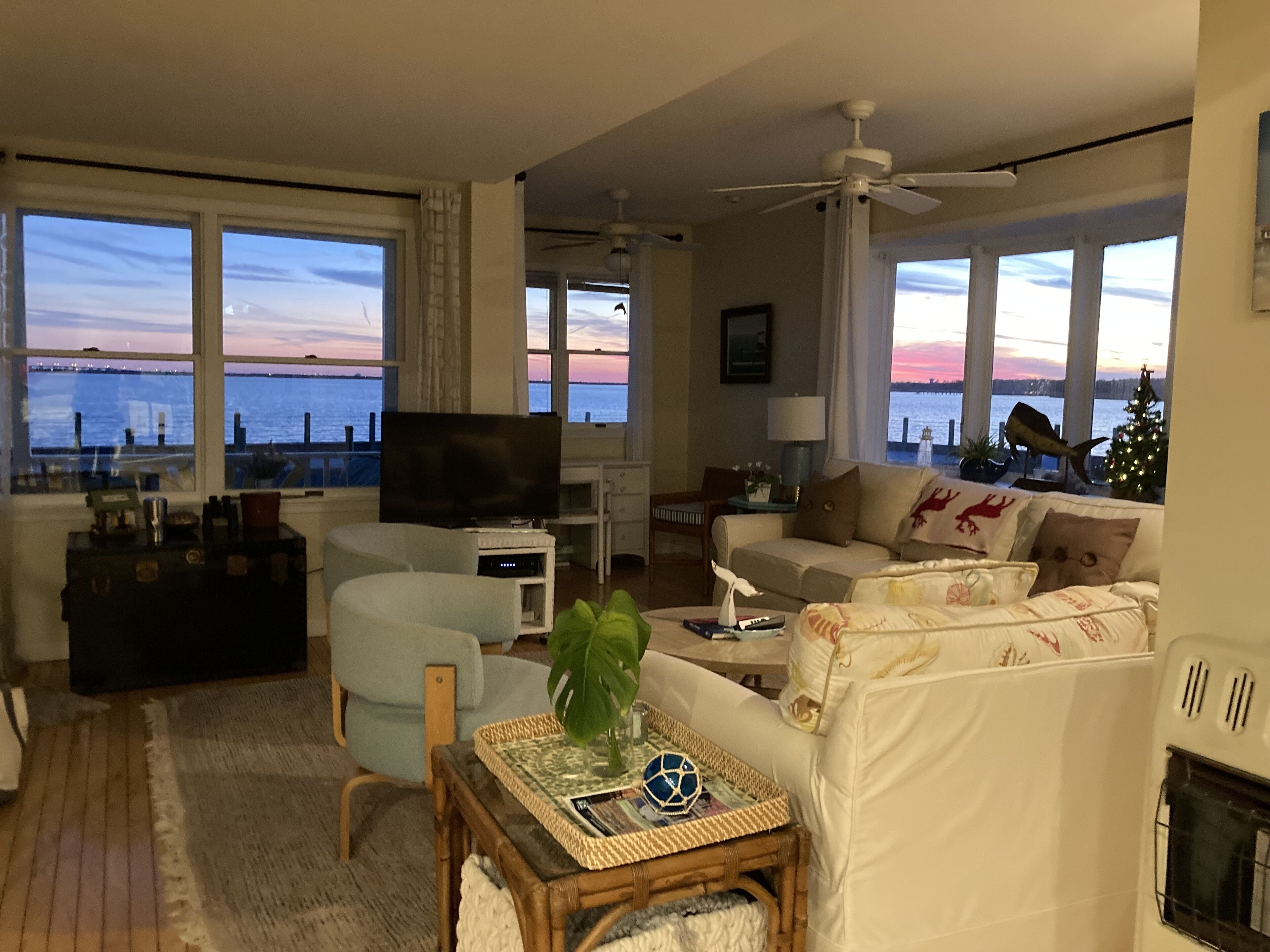 TV connectée, cheminée, livres, chaîne hi-fi