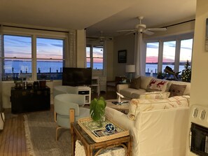 Smart-TV, Kamin, Bücher, Stereoanlage