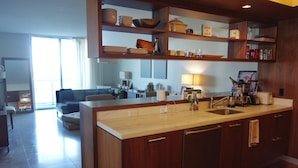 Een moderne keuken met houten kastjes, een groot eiland en inbouwplanken.