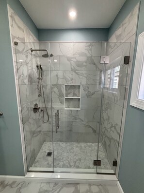 Combined shower/bathtub, hair dryer, soap, toilet paper