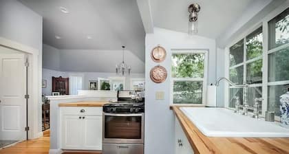 Charming cottage..A 1 minute walk to Main Street. Shops, Restaurants and more..