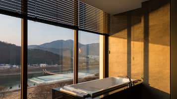 Phòng Suite, quang cảnh sông | Phòng tắm | Đồ dùng nhà tắm miễn phí, máy sấy tóc, áo choàng tắm