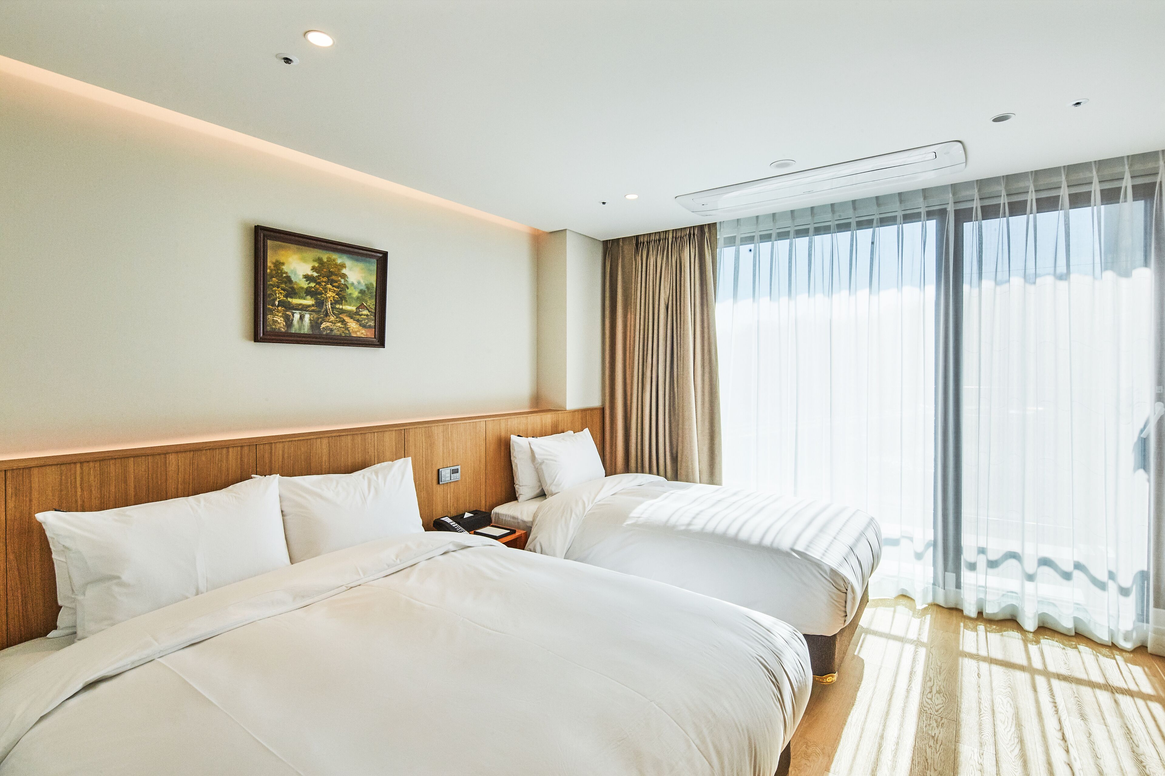 suite, river view | in-room safe, blackout curtains, soundproofing, free wifi