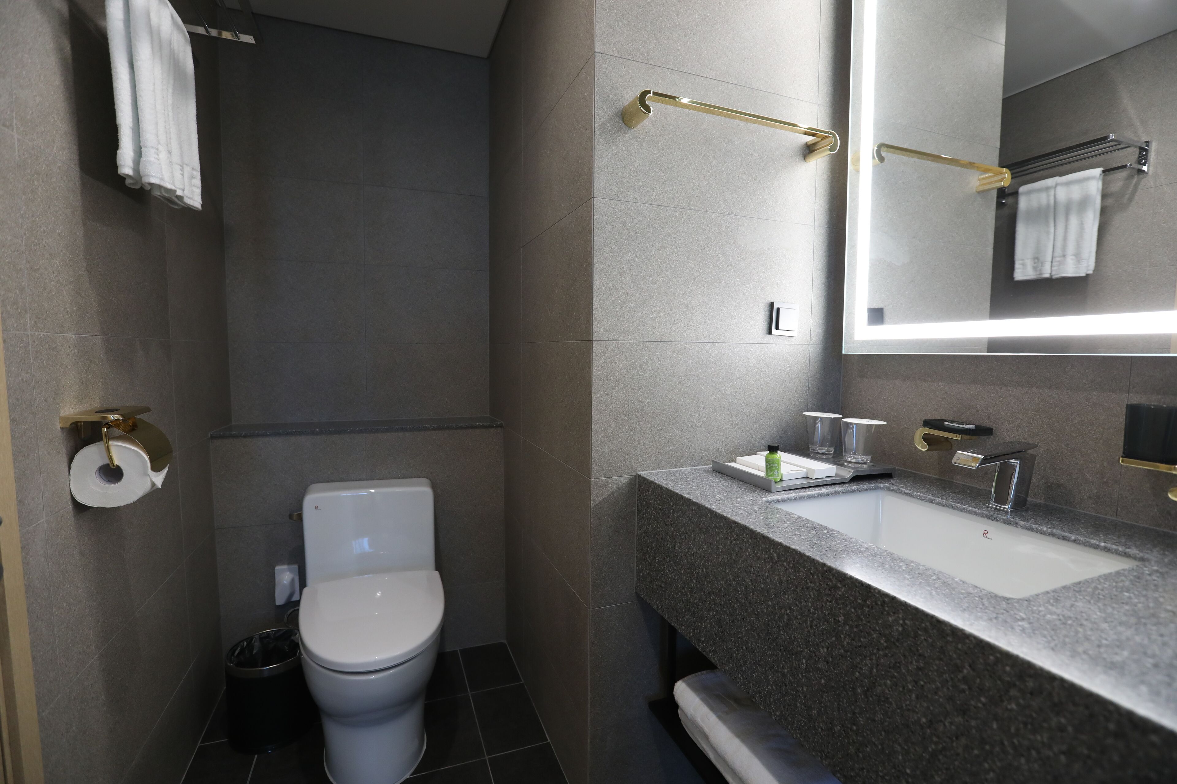 superior double room, city view | bathroom | free toiletries, hair dryer, dressing gowns, slippers