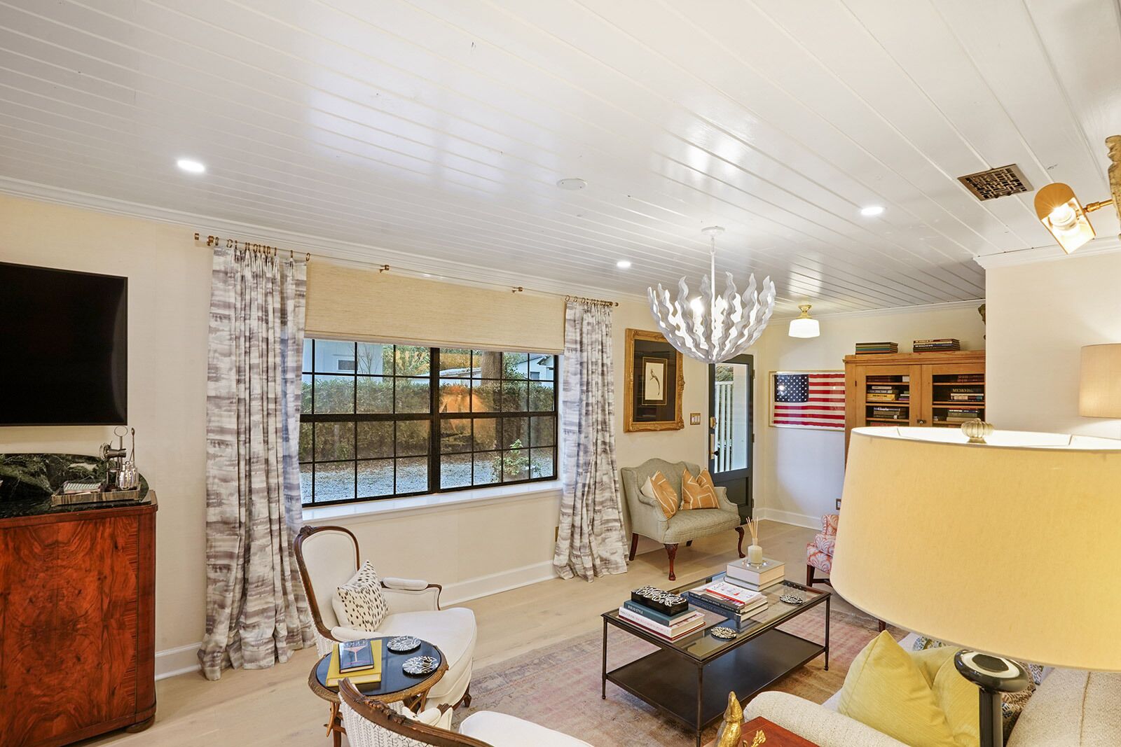 Smart TV, books, stereo