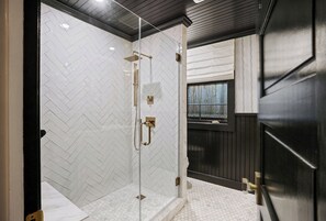 Douche, sèche-cheveux, serviettes fournies, savon
