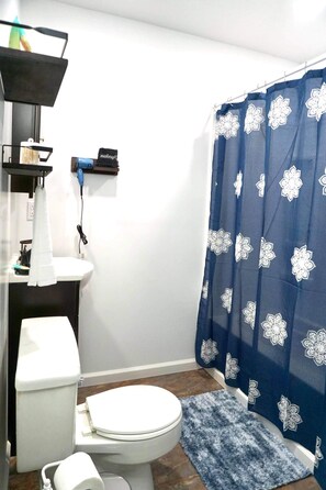 Tina con regadera, secadora de cabello, toallas, jabón 