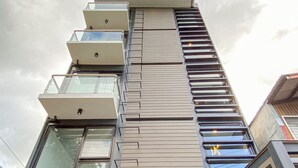 Moderni rakennus, jossa on useita parvekkeita ja kyltti, jossa lukee: ”UNWND FLATS”.