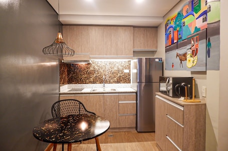 Refrigerador, microondas, arrocera, utensilios de cocina