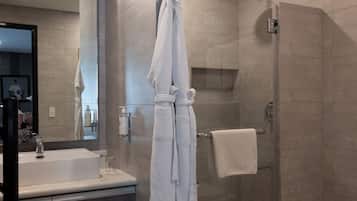 Habitación Premier | Baño | Ducha y cabezal de ducha tipo lluvia