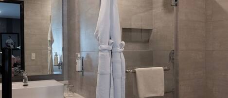 Premier Room | Bathroom | Shower, rainfall showerhead, free toiletries, hair dryer