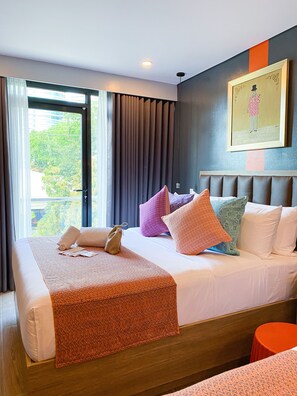 Laptop workspace, blackout curtains - UNWND Flats Makati (Makati)