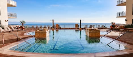 Een buitenzwembad, een verwarmd zwembad