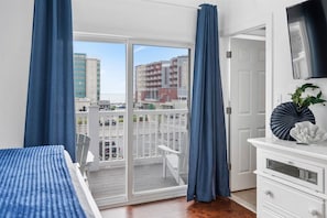 3 bedrooms, desk, iron/ironing board, free WiFi - Beach Paradise 3-DOWNTOWN OCEANVIEW Luxury Townhome 3BR-Steps to Beach&Boardwalk (Ocean City)