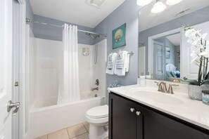 Badkar, hårtork, tvål och schampo