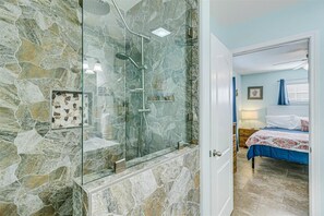 Combined shower/tub, hair dryer, towels - Reel 'em Inn - Private Pool - Cart Discount (Port Aransas)