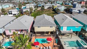 Zona residenziale con case, piscina e giardino recintato.