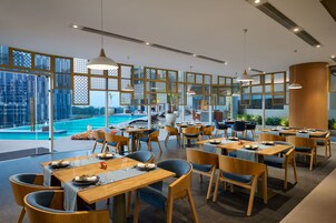 5 间餐厅，供应早餐、午餐和晚餐，亚洲菜