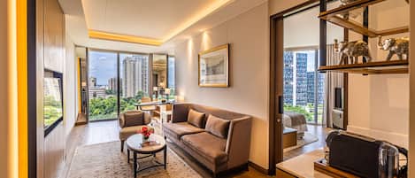 Una sala de estar moderna con un sofá, una mesa de centro y vistas a altos edificios.