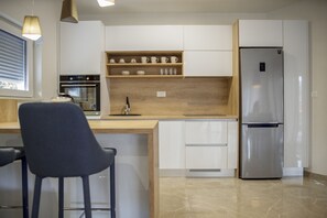 Réfrigérateur, four, plaque de cuisson, lave-vaisselle