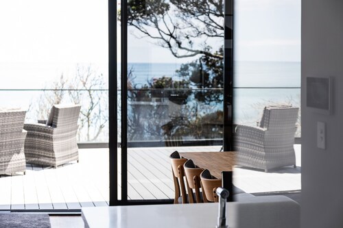 NEW!! Oakura Beach Front Apt #1