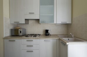 Frigorifero, microonde, forno, piano cottura