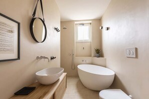 Baignoire, sĂšche-cheveux, bidet, serviettes fournies