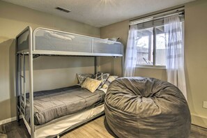 3 Schlafzimmer, Schreibtisch, Bügeleisen/Bügelbrett, Reisekinderbett