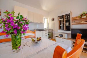 Apartamento (Two Bedroom Apartment with Balcony) | Comedor