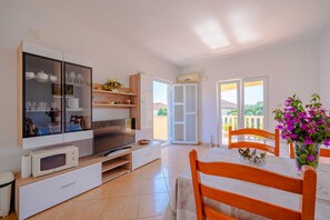 Apartment (Two Bedroom Apartment with Balcony) | Dining room
