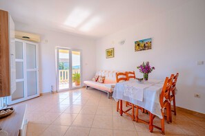 Appartement (Two Bedroom Apartment with Balcony) | Salle à manger