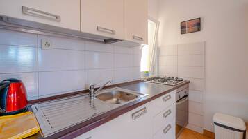 Apartment (Two Bedroom Apartment with Balcony) | Eigene Küche | Kühlschrank, Mikrowelle, Herdplatte, Wasserkocher