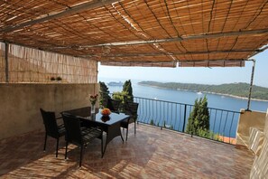 Departamento (One Bedroom Apartment with Terrace) | Vista desde la habitación