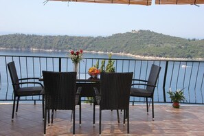 Departamento (One Bedroom Apartment with Terrace) | Terraza o patio