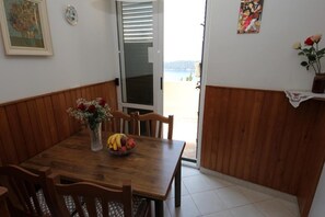 Apartment (One Bedroom Apartment with Terrace) | In-room dining